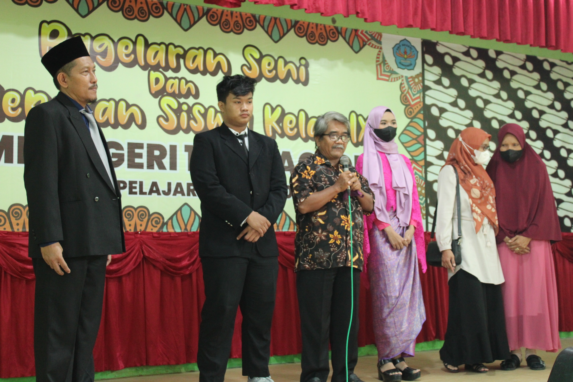 Penyerahan kembali siswa-siswi dari sekolah kepada komite sekolah/perwakilan orangtua